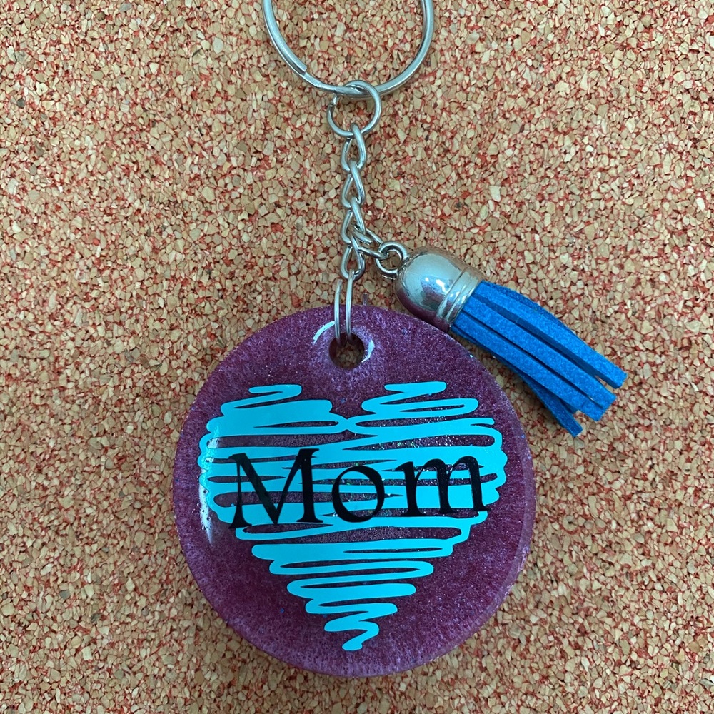 “Mom” Epoxy Keychain a/tassel